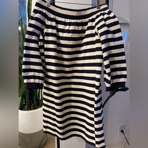 Above the knee dress, off-shoulder look, with ties on sleeves